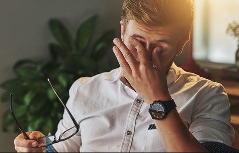 استشاري يفجر مفاجأة عن فرك العين