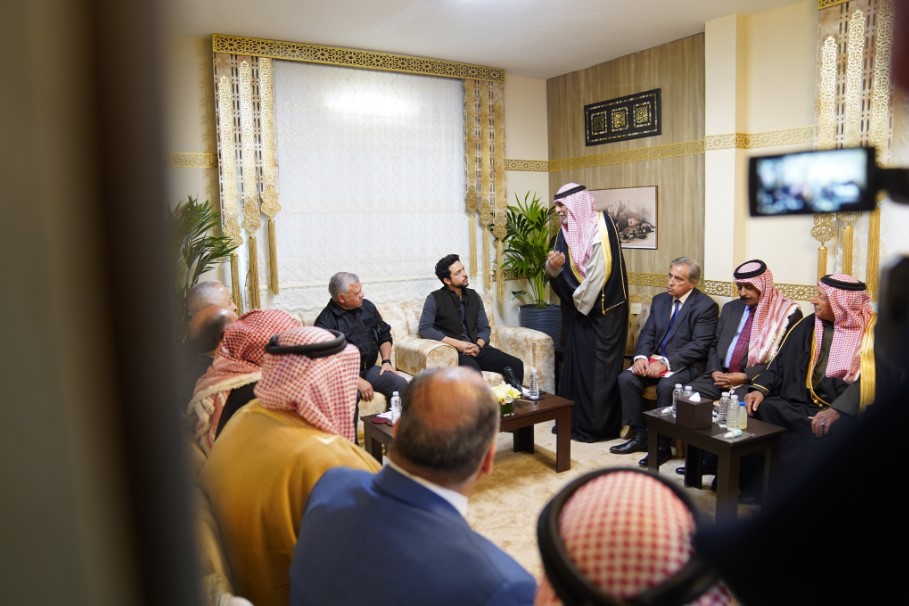 الملك وولي العهد في مضارب الفرجات