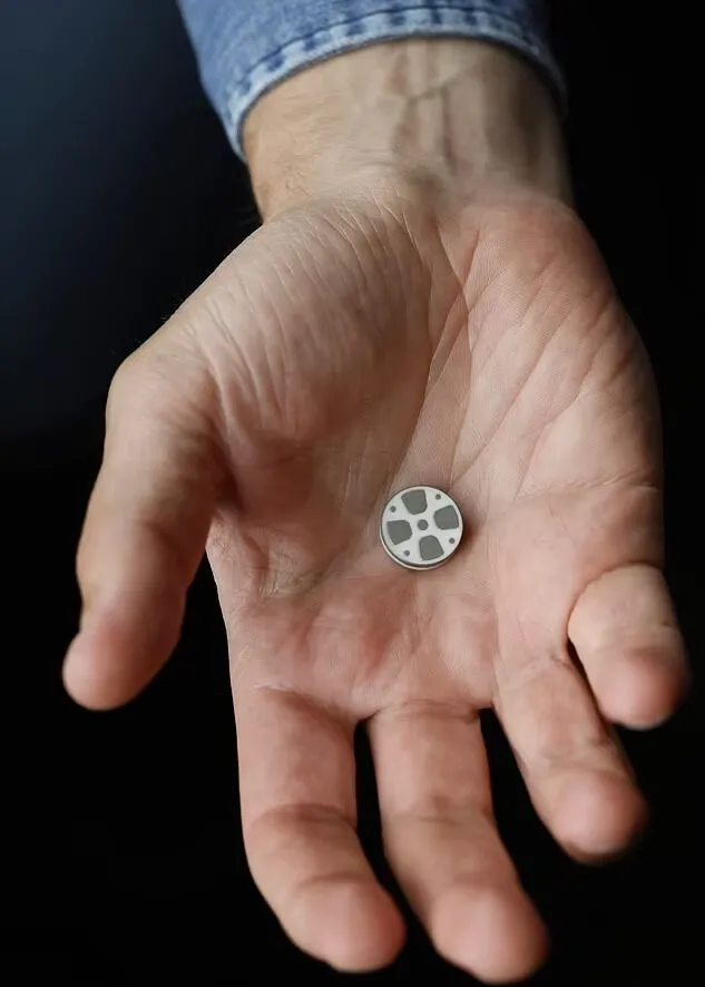 شريحة ذكية تزرع في الدماغ لعلاج