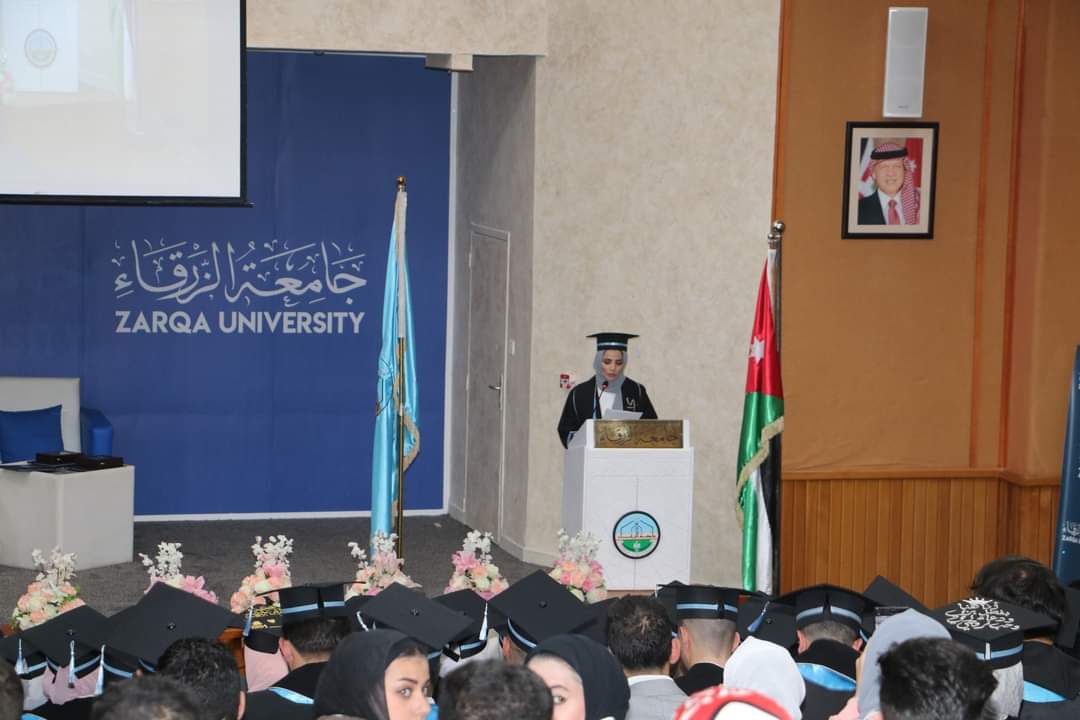 خريجو التمريض في جامعة الزرقاء يؤدون