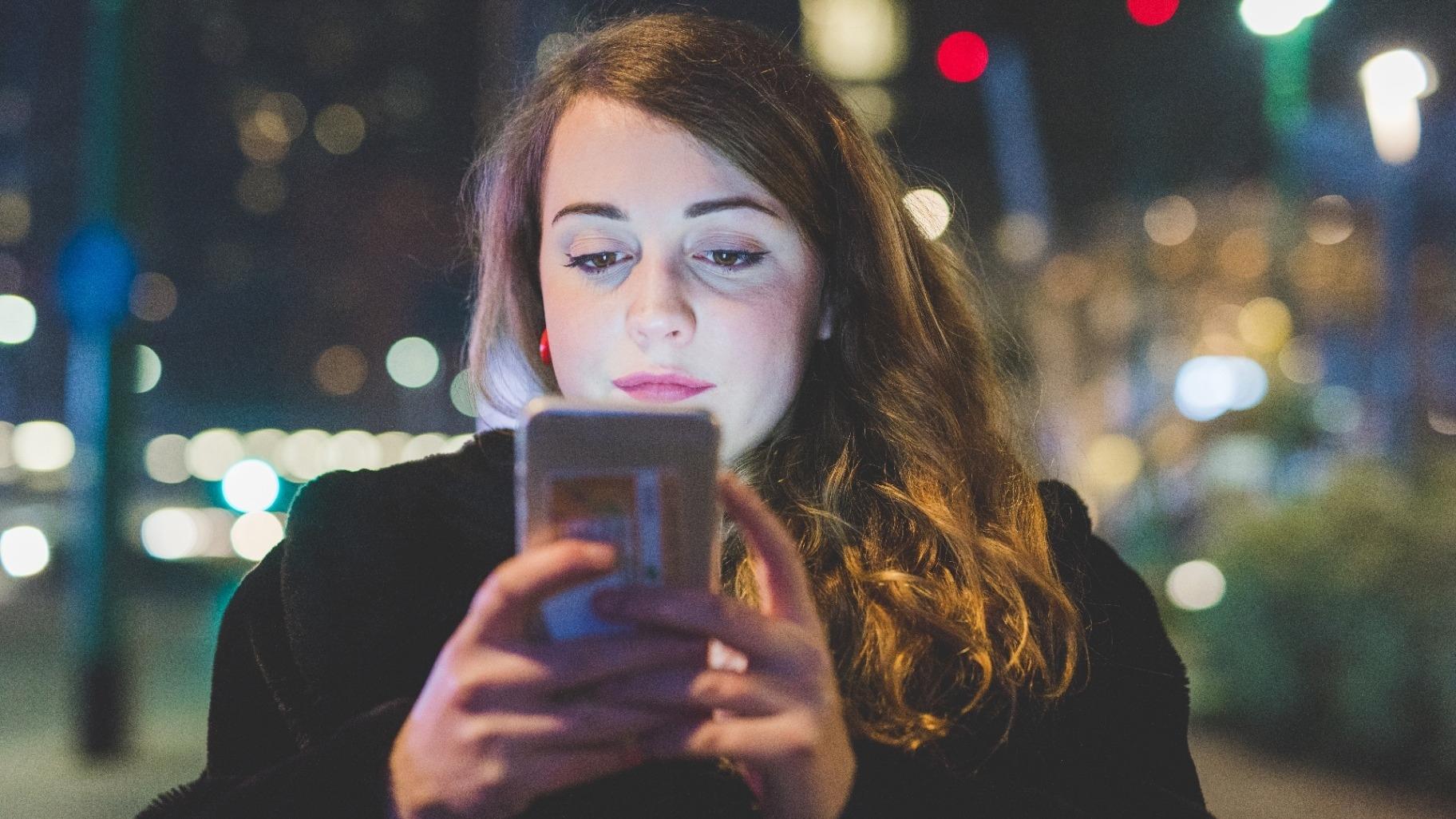 تحذير.. الهواتف المحمولة قد تجلب لك