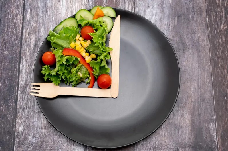 علميا.. نظّم توقيت وجباتك لإنقاص وزنك