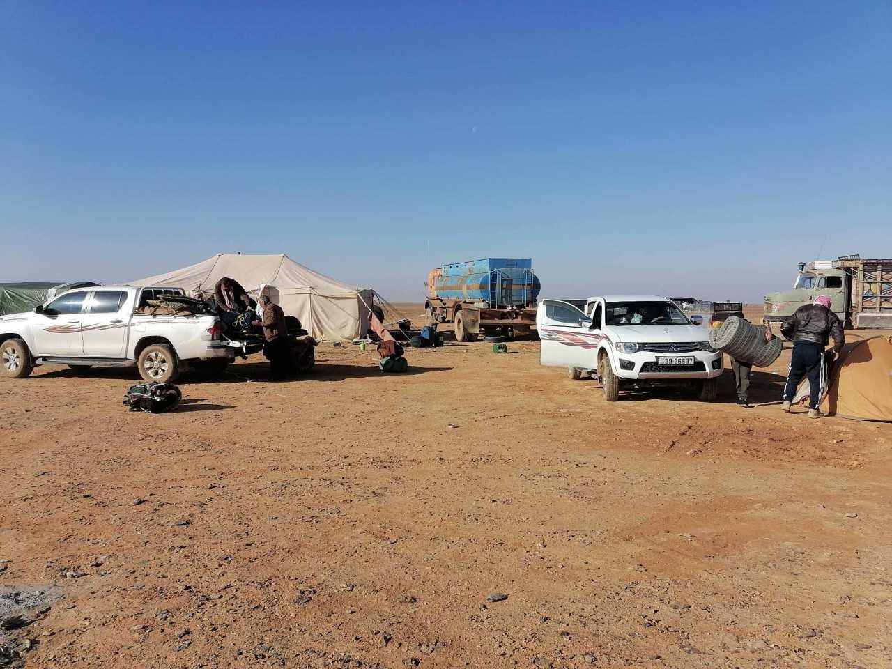 البدو يعسّون أرض البادية بحثا عن