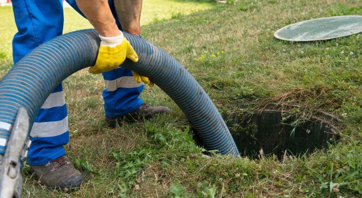 الأمن: وفاة عامل وافد سقط داخل