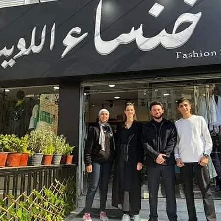 ولي العهد والآنسة رجوة يتوقفان عند