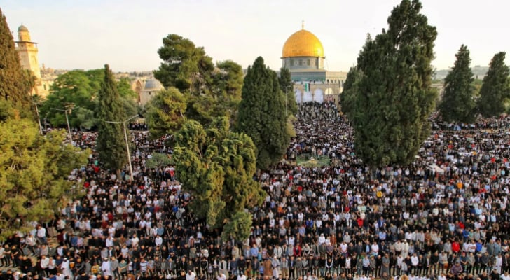 70 ألفا يؤدون صلاة الجمعة في