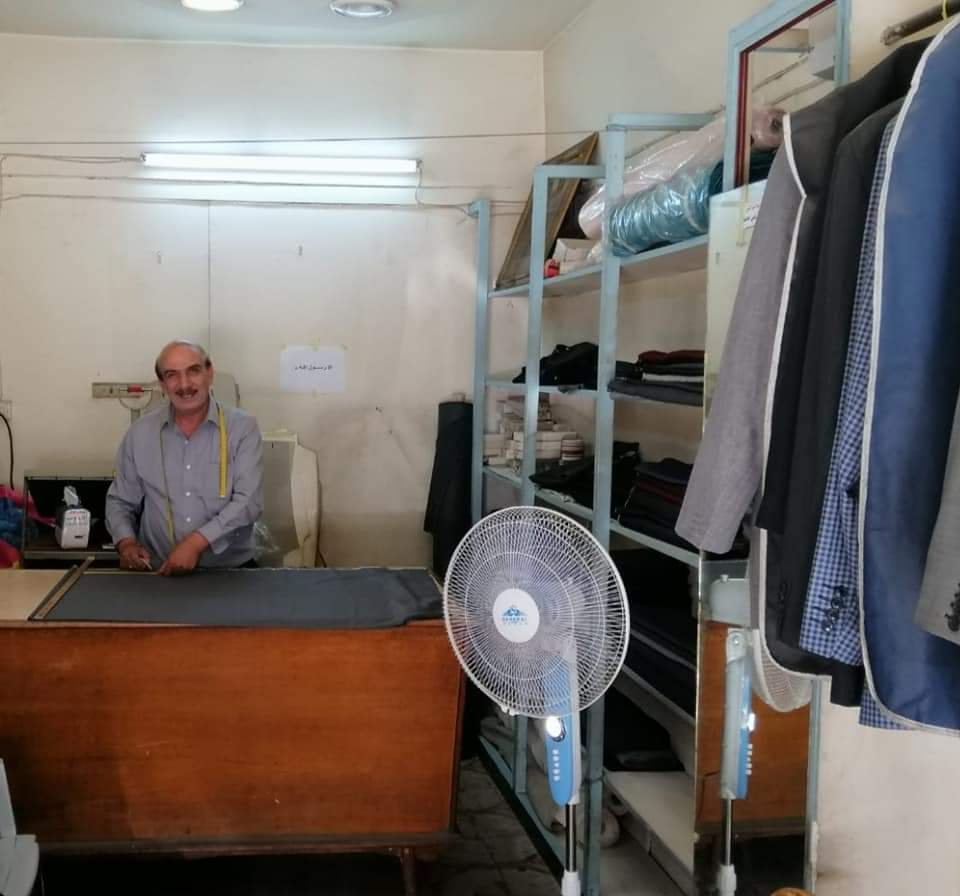 خرجت من بين يديه الازياء الأنيقة