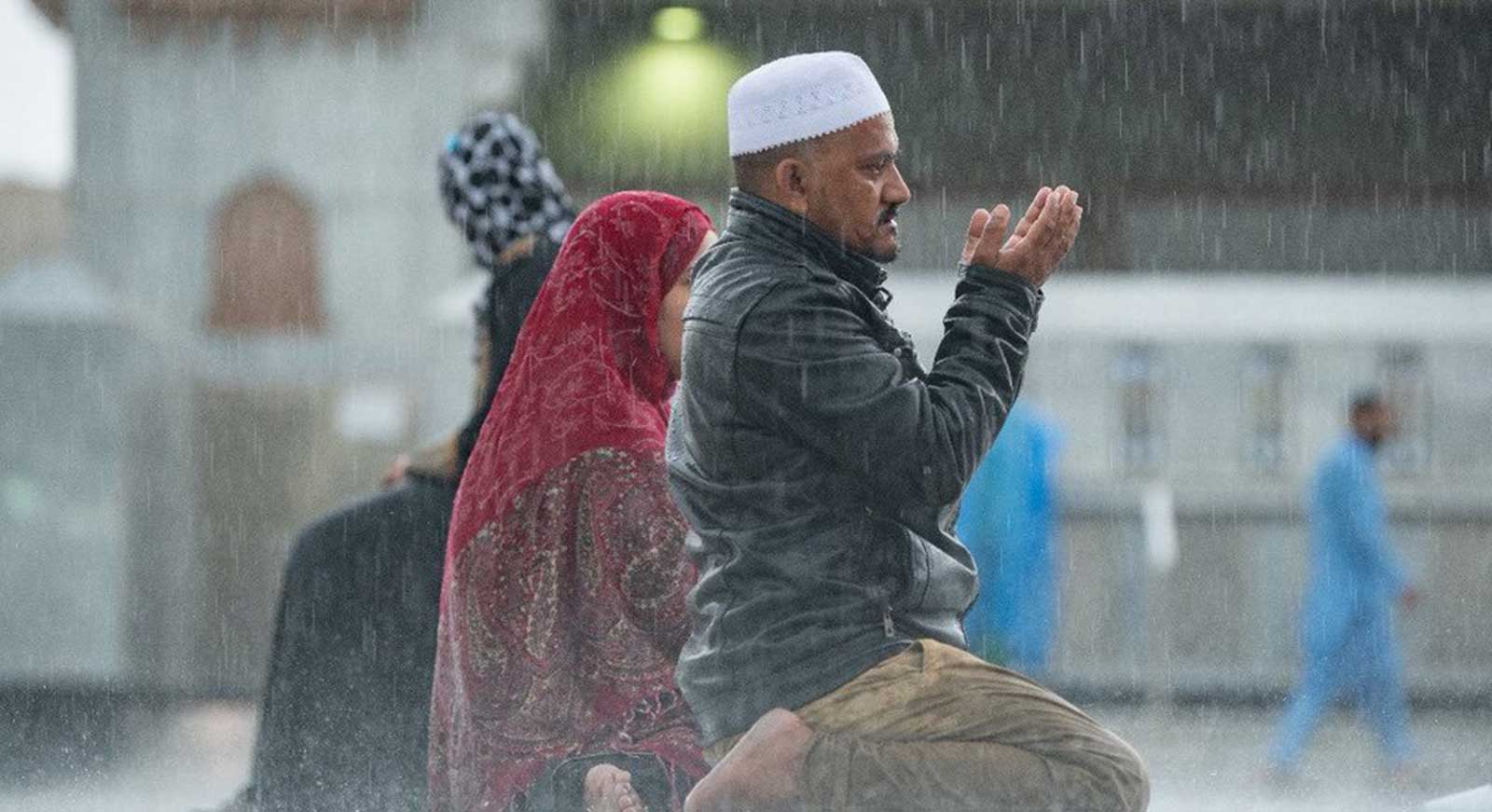 ما حكم جمع الصلوات بسبب المطر؟