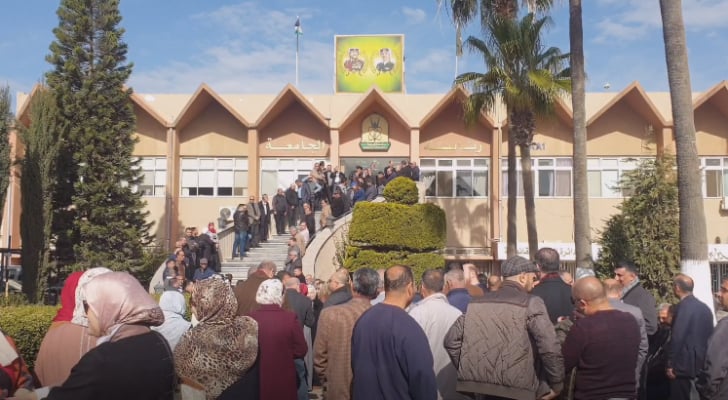 عاملو جامعة اليرموك يحتجون على تخفيض