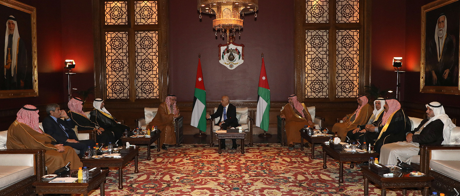 رئيس الديوان الملكي يلتقي ممثلي ووجهاء