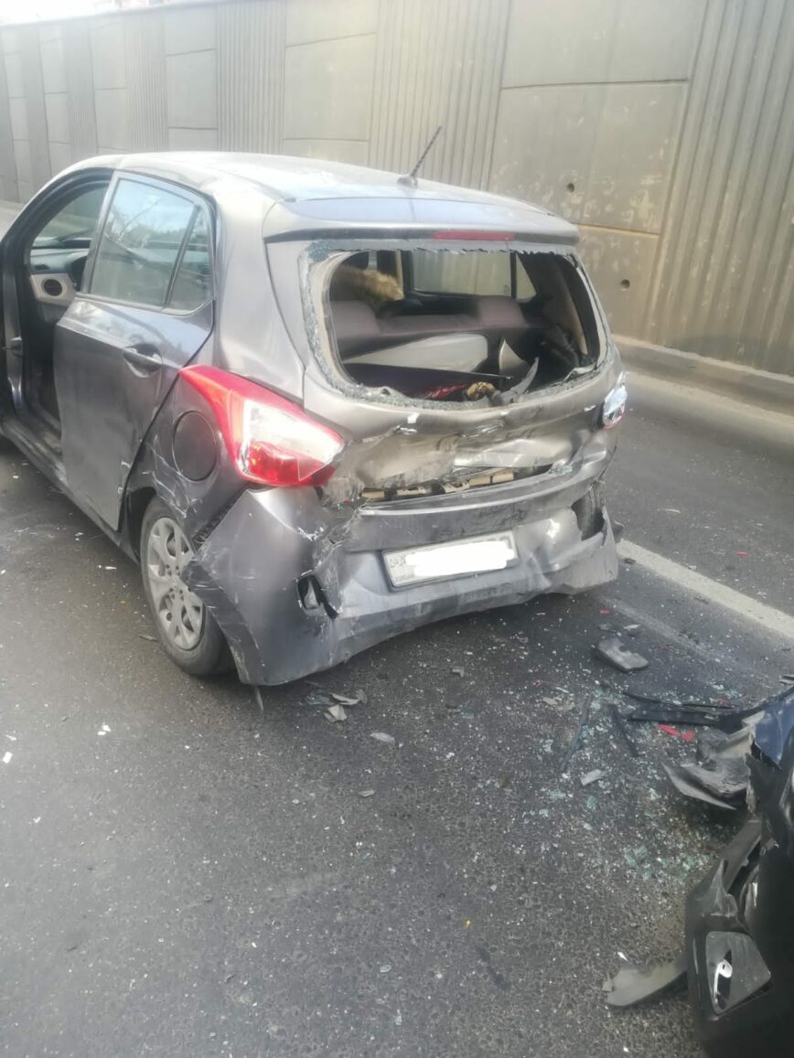 إصابتان بحادثي تصادم بين 3 مركبات