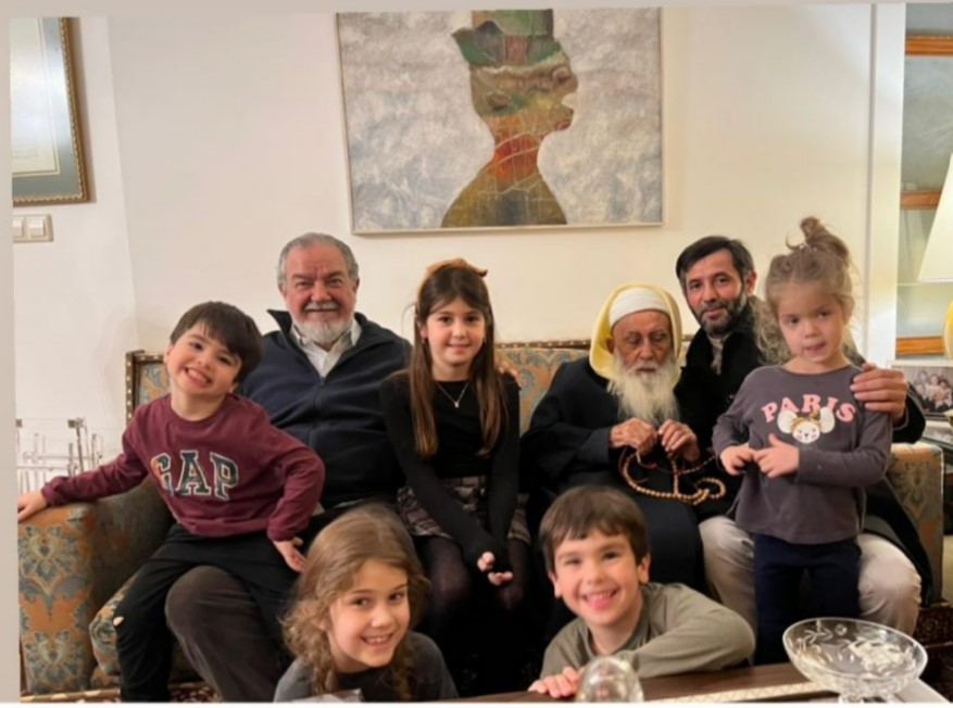 الخضري يقيم الاذان في اذن عاصم