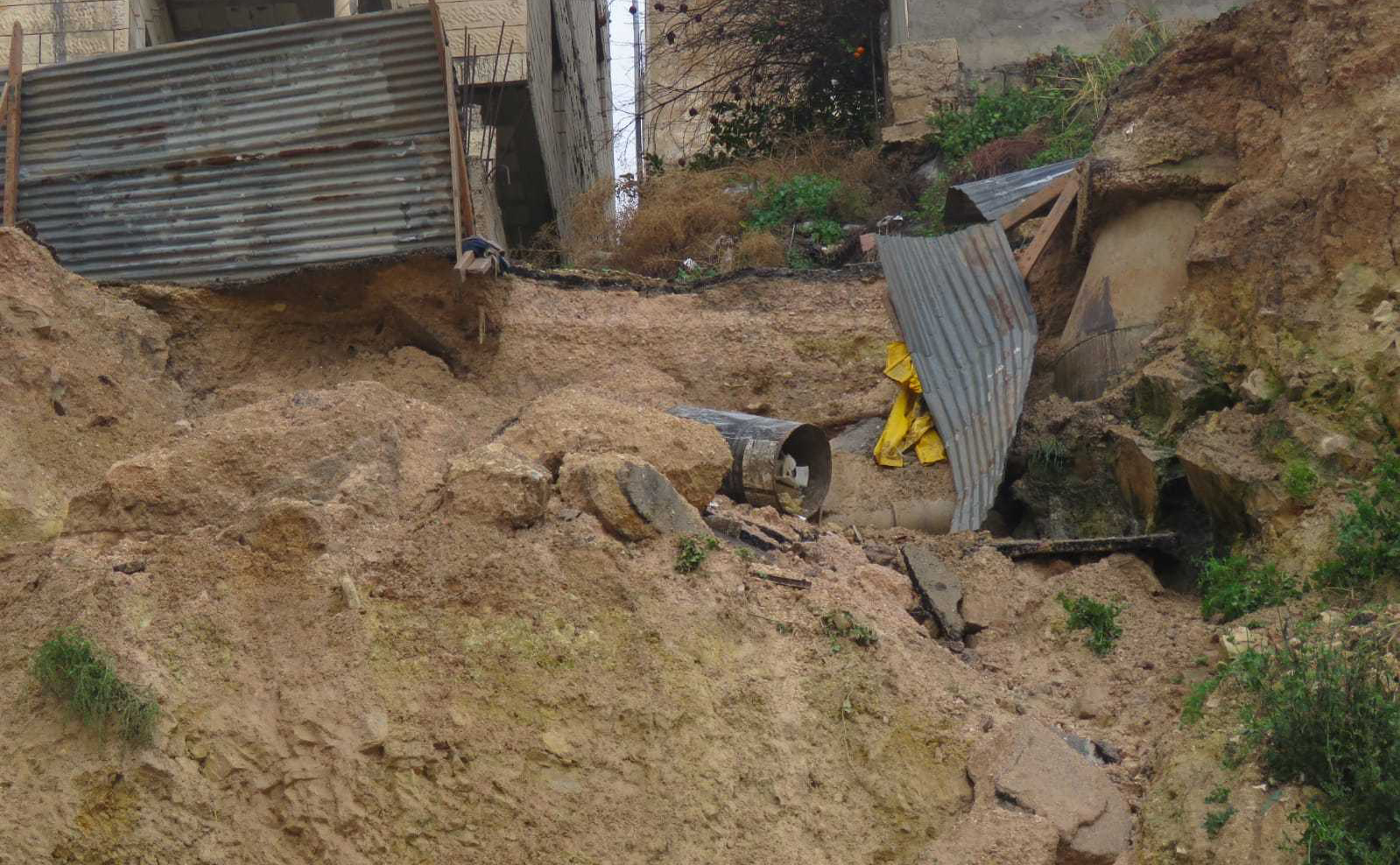 بلدية جرش تغلق شارع الغزالي بسبب