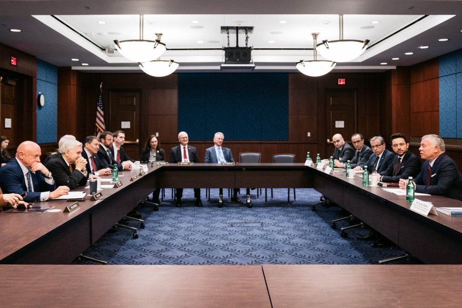 الملك يلتقي رئيس وأعضاء لجنة الخدمات