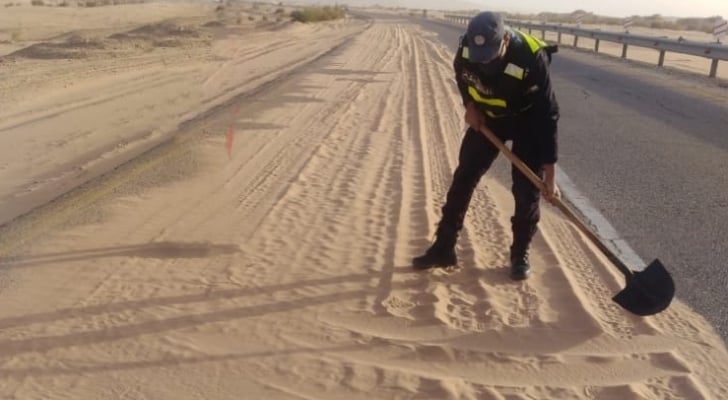 الدوريات الخارجية تحذر من تشكل الكثبان