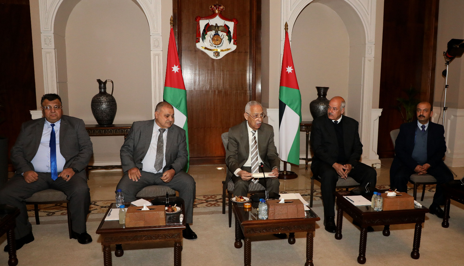 رئيس الديوان الملكي يلتقي وجهاء من