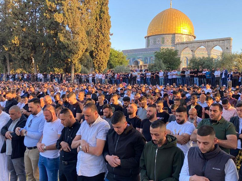 60 ألفا يؤدون صلاة الجمعة في