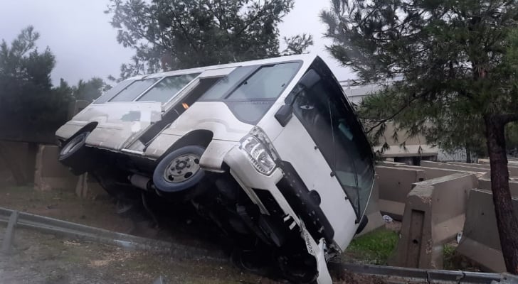 إصابتان بحادث انقلاب بداية طريق المطار