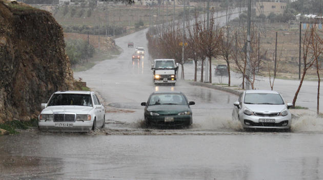 ارتفاع منسوب المياه في مقطعين بشارع
