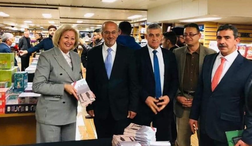 العرجان يوقع كتاب مسارات على متن