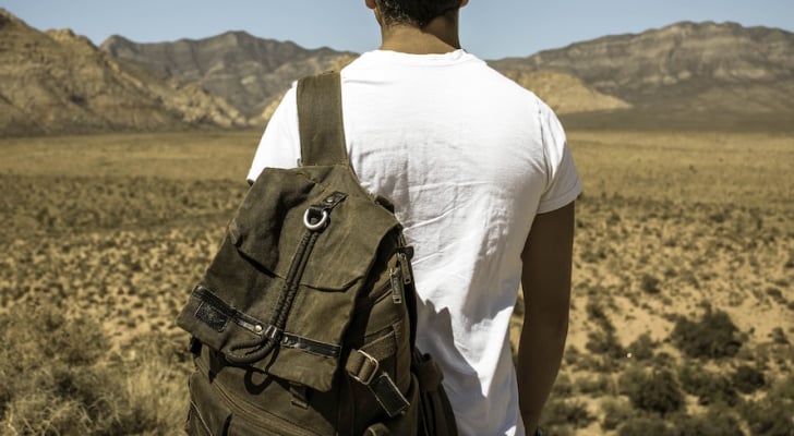 التحقيق مع شخص حمل 250 كف