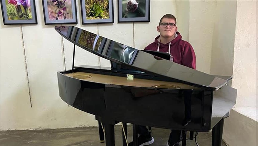 مصاب بـطيف التوحد.. الأردني حمزة يعزف