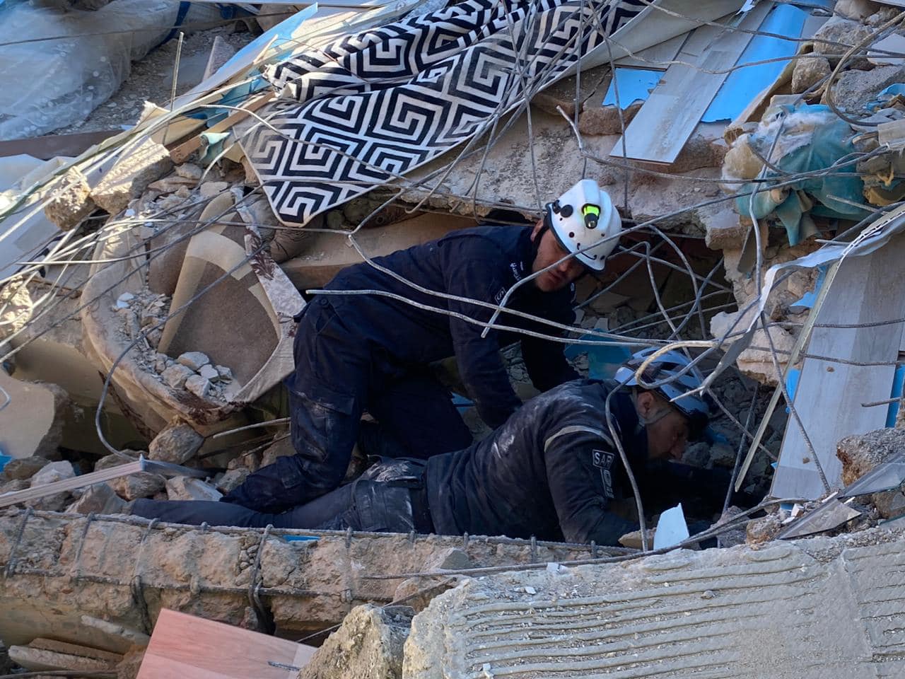 فريق الإنقاذ الأردني يواصل عمله في