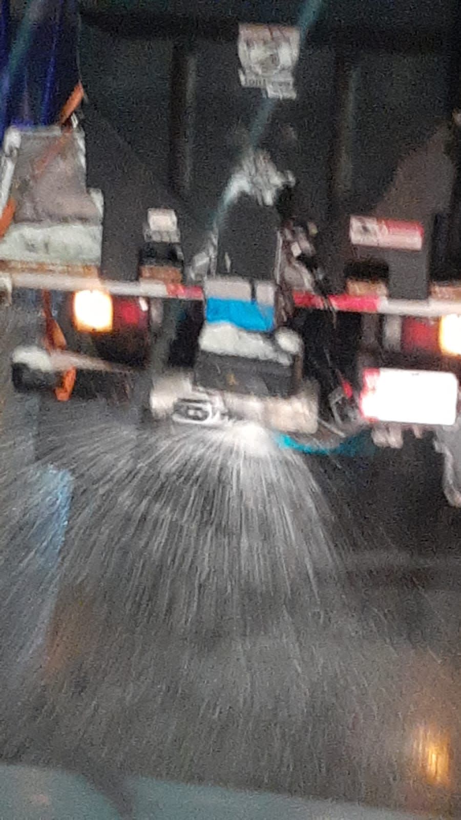 الأشغال تباشر نثر الملح على الطرق