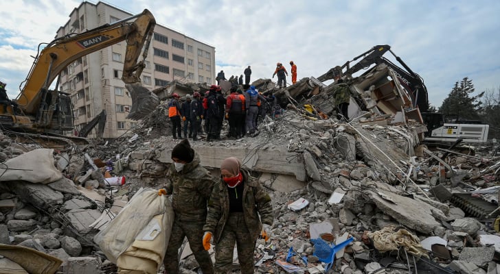 إنقاذ طفلة سورية من تحت الأنقاض