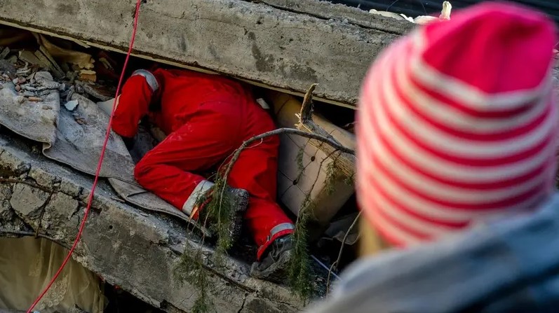 كم يوما يصمد الأحياء تحت الأنقاض؟