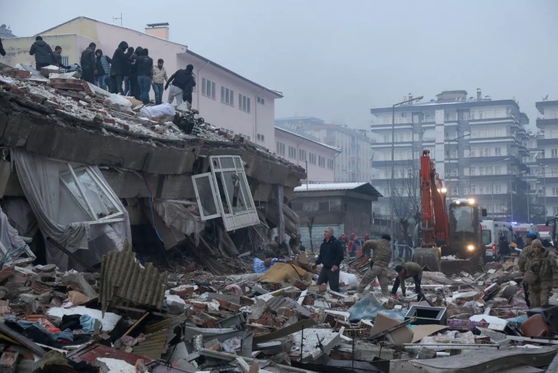 طفلة أردنية مفقودة تحت الأنقاض في