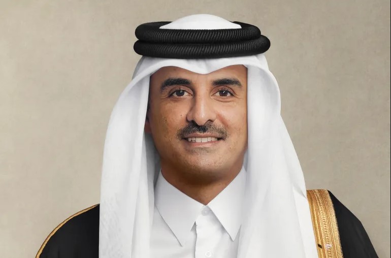 أمير قطر يتوجه رفقة وفد رسمي