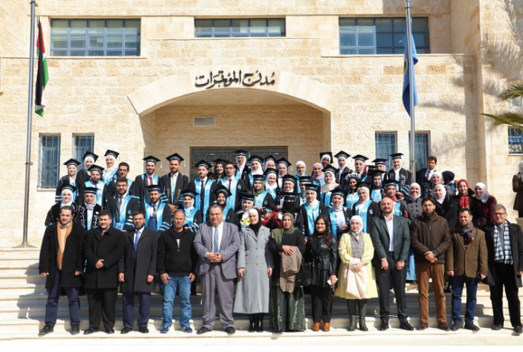 خريجو الصيدلة في جامعة الزرقاء يؤدون