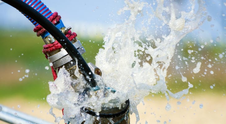 ضبط حفارة مياه مخالفة في المفرق