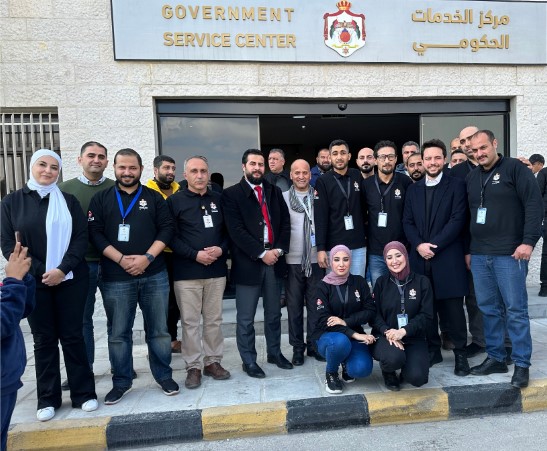 ولي العهد يزور مركز الخدمات الحكومية