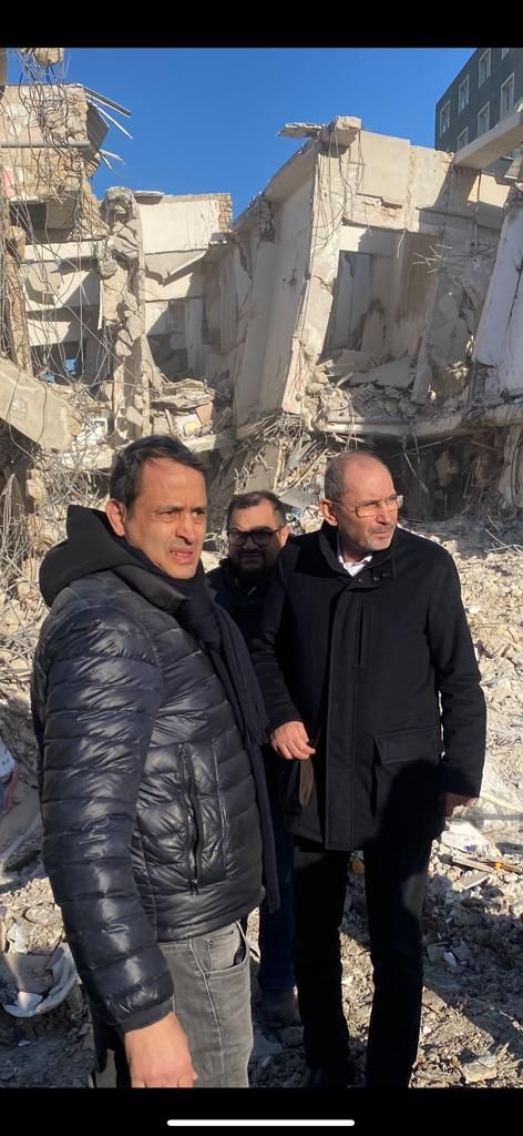 الصفدي في موقع البناية التي كان