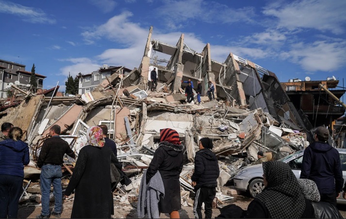 أتراك يبيعون سياراتهم وأبقارهم للتبرّع لمنكوبي