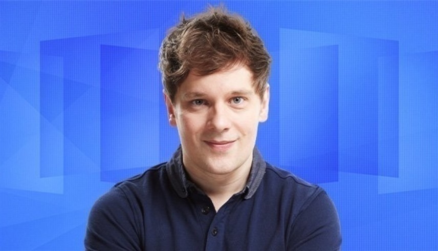 مذيع بريطاني يعتذر عن مزحة سخيفة