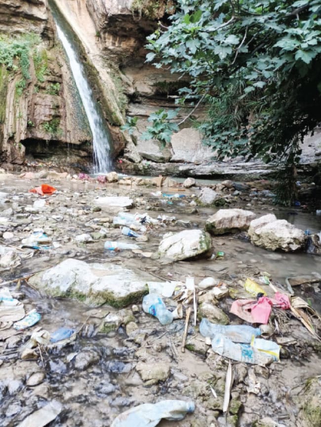 شلالات الرميمين تتحول إلى مكب للنفايات