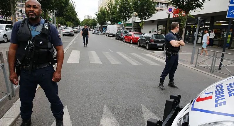 هلع في باريس بعد انتحار رجل..