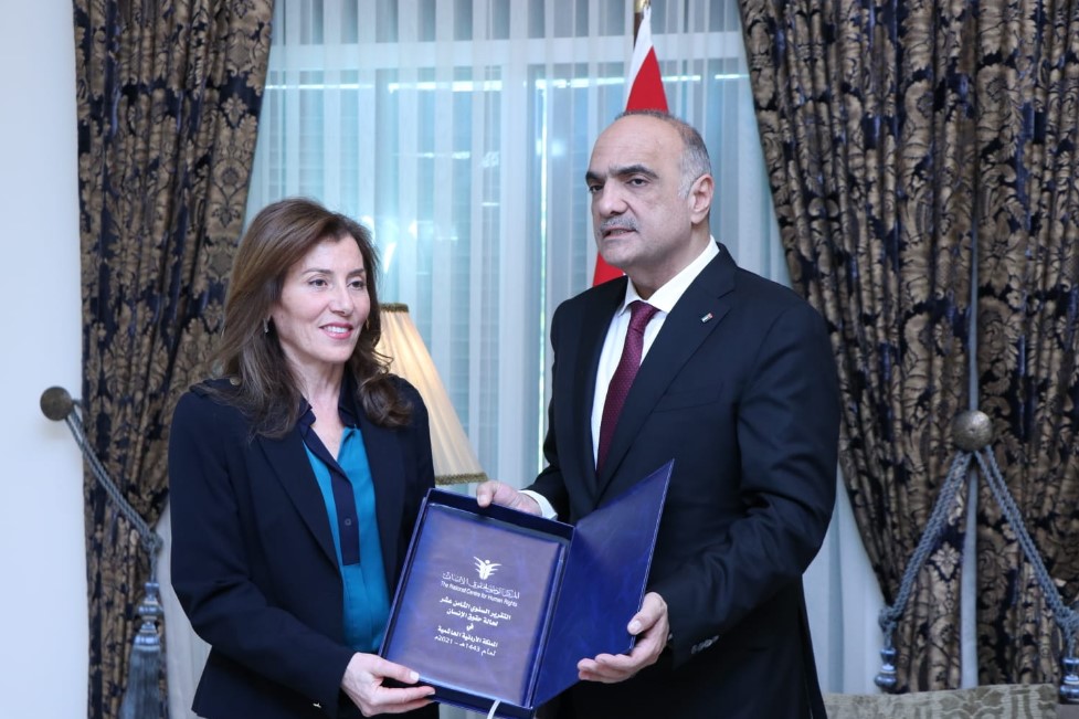 الخصاونة يتسلم نسخة من تقرير المركز