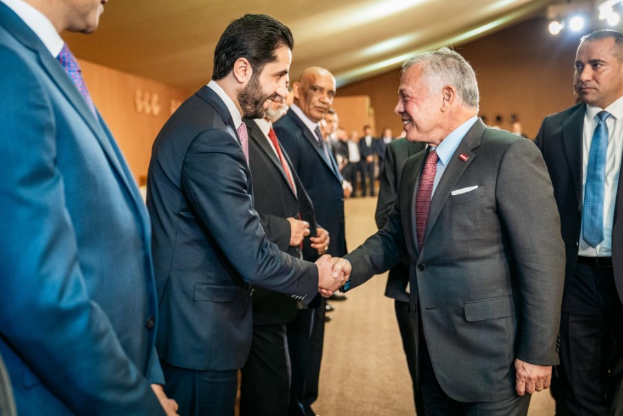 الملك: مجالس المحافظات والبلديات مفتاح أي