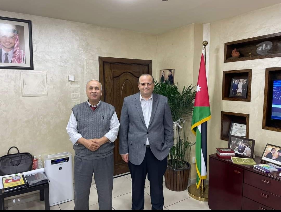 بحث التحديات والمعيقات التي تواجه العاملين