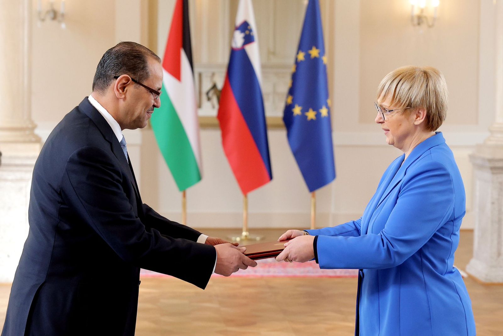 السفير أبو الفول يقدم أوراق اعتماده