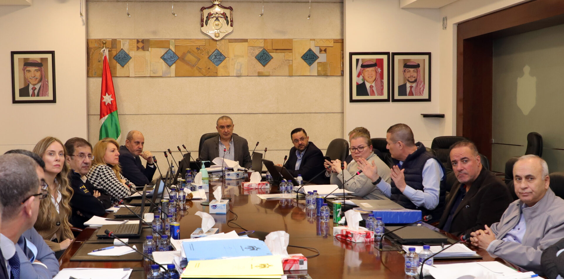 الحكومة تؤكد أهمية التقدّم بمكافحة غسل