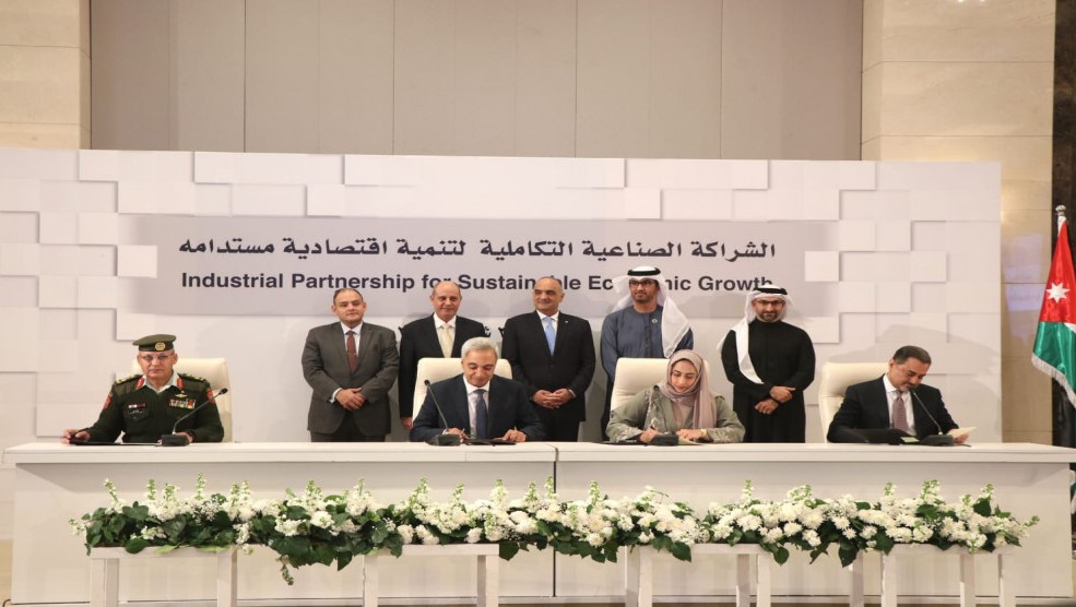 13 اتفاقية بأكثر من ملياري دولار