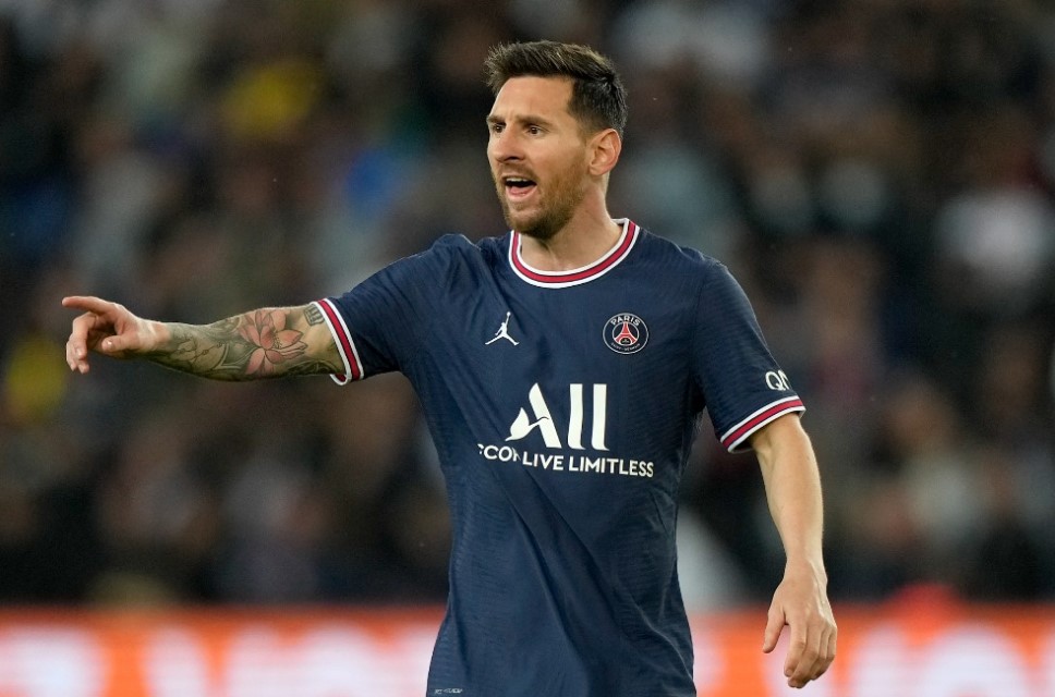 قنبلة صغيرة.. ميسي يشتبك مع زميله