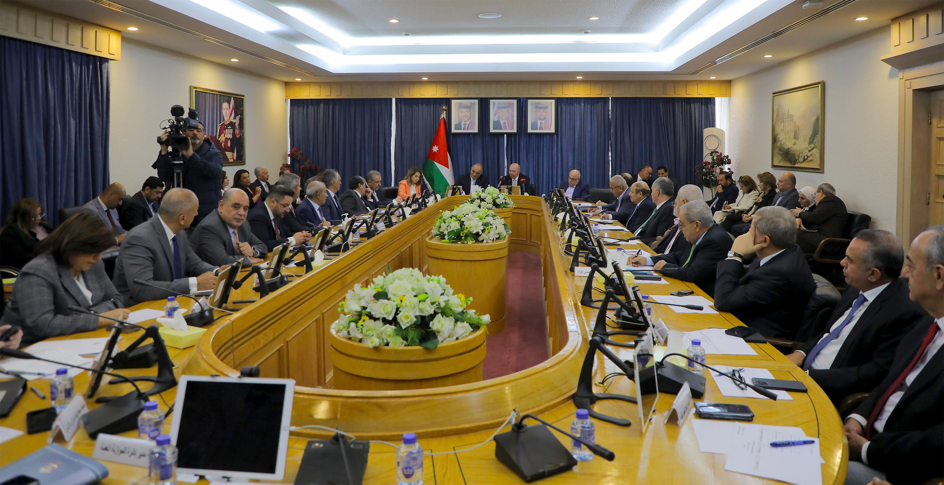 مالية الأعيان تلتقي رئيس الوزراء والفريق