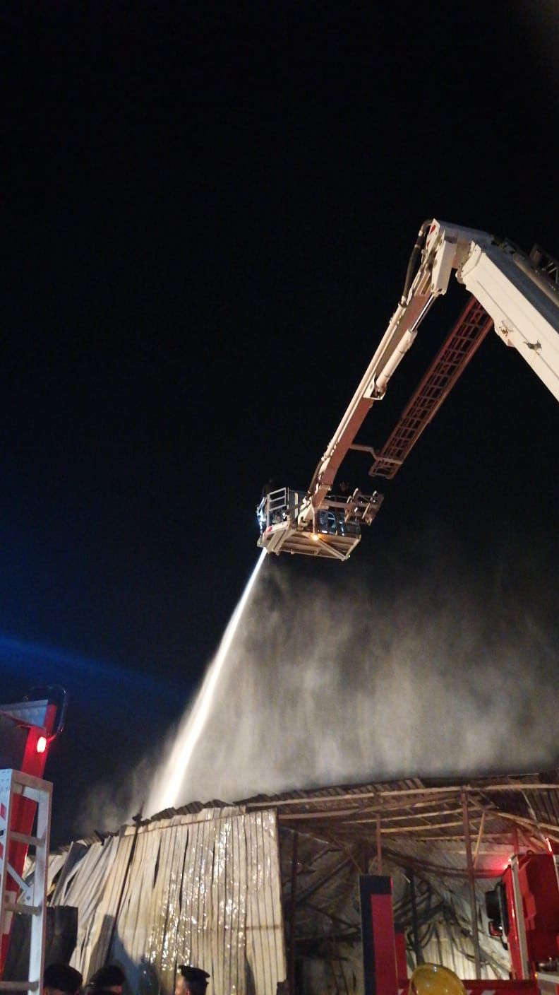 حريق داخل 6 مستودعات قرب السوق