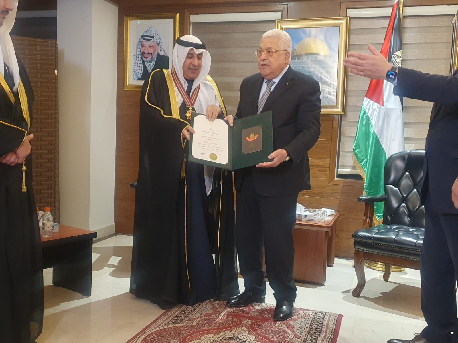 الرئيس عباس يودع السفير الديحاني (صورفيديو)